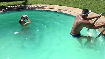 Bradock 22 na piscina com Inês Ventura ela chupando gostoso ele estava adorando a chupada gostou tanto q até gozou