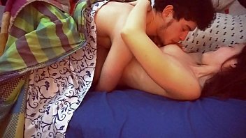 Adelescentes se enamoran teniendo sexo romántico y caliente