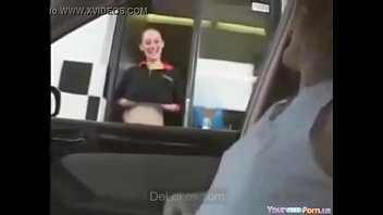 Enseñando las tetas en McDonalds Flashing - DeLokos.com