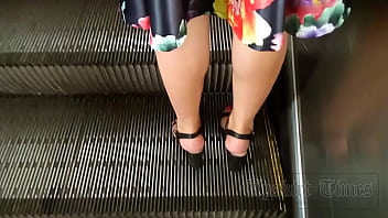 UPSKIRT OUT ON STREET