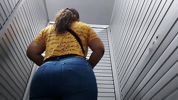 CHICA MEANDO ESPIADA EN BAÑO PUBLICO