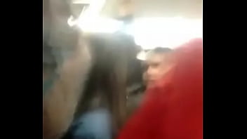 Encoxando con la mano en el metro